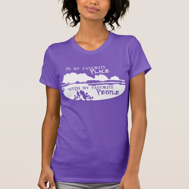 Camiseta Em meu lugar favorito com minhas pessoas favoritas (Frente)