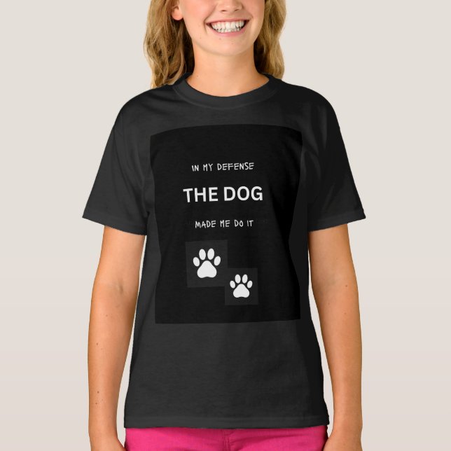 Camiseta Em Minha Defesa, O Cachorro Me Fez Fazer Isso (Frente)
