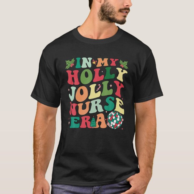 Camiseta Em Minha Holly Xmas Jolly Nurse Era Retro Christma (Frente)