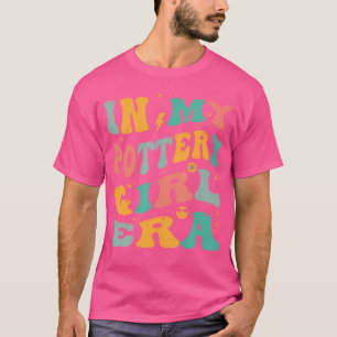 Camiseta Em Minha Pottery Girl Era Groovy Cerâmica