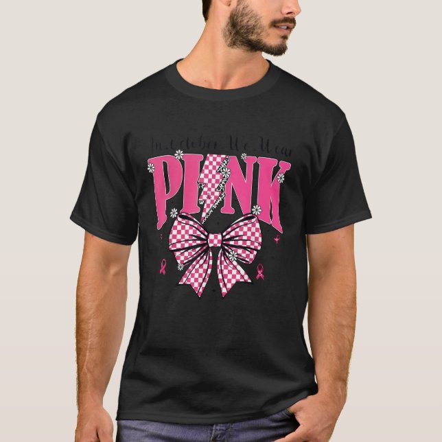 Camiseta Em outubro, Vestimos a consciência cor-de-rosa sob (Frente)