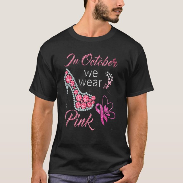 Camiseta Em outubro, Vestimos Calçados cor-de-rosa de alto  (Frente)