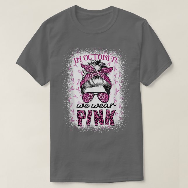 Camiseta Em outubro, Vestimos Pink Messaging Bun Pink Leopa (Frente do Design)