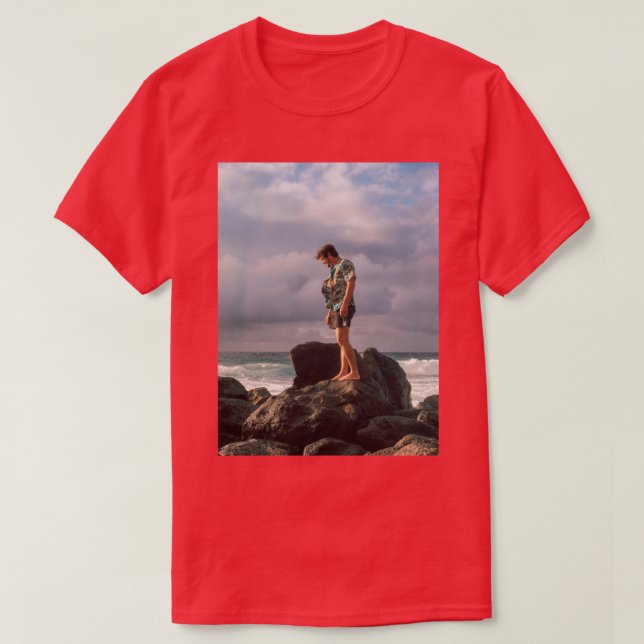 Camiseta em pé sobre uma pedra (Frente do Design)