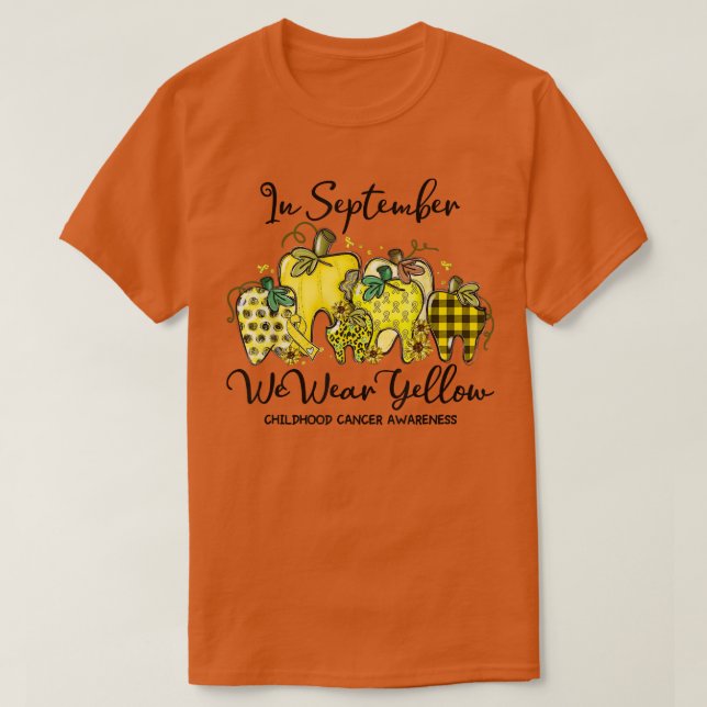 Camiseta Em setembro Vestimos Pumpkin Amarelo Childhoo (Frente do Design)