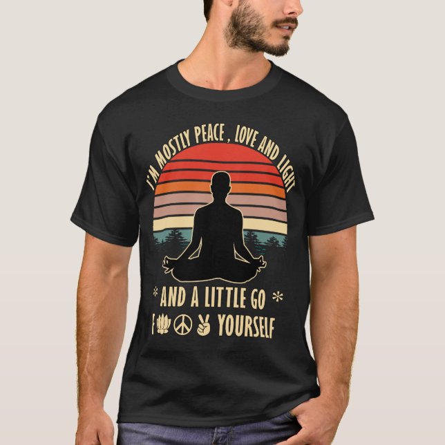 Camiseta Em sua maioria, amor pela paz e luz, yoga T-Shirt (Frente)