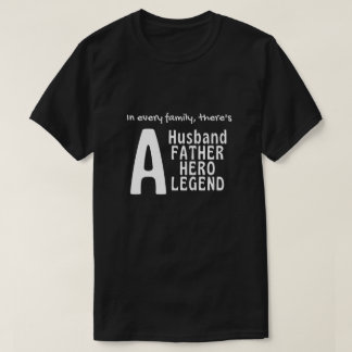 Camiseta Em todas as famílias, há um Marido, Pai, Herói