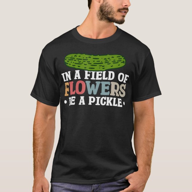 Camiseta Em Um Campo De Flores Seja Um Picles (Frente)