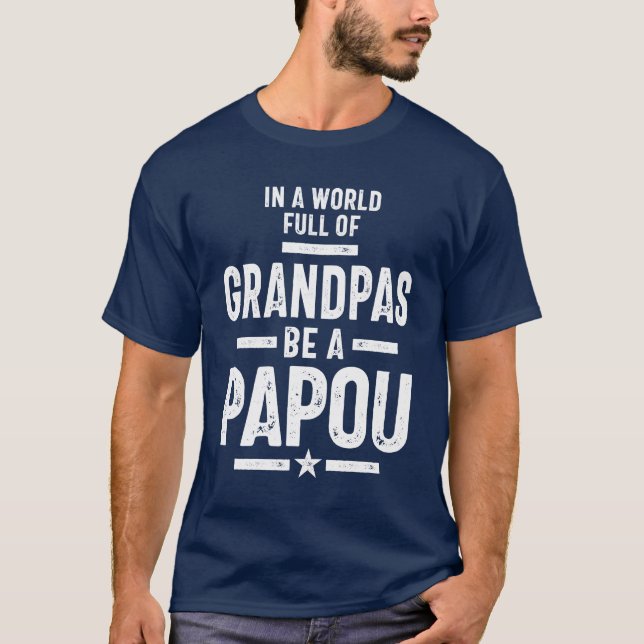 Camiseta Em um Cheio Mundial de Avós Seja um Papou (Frente)