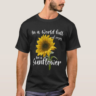 Camiseta Em Um Cheio Mundial De Rosas Ser Um Girassol