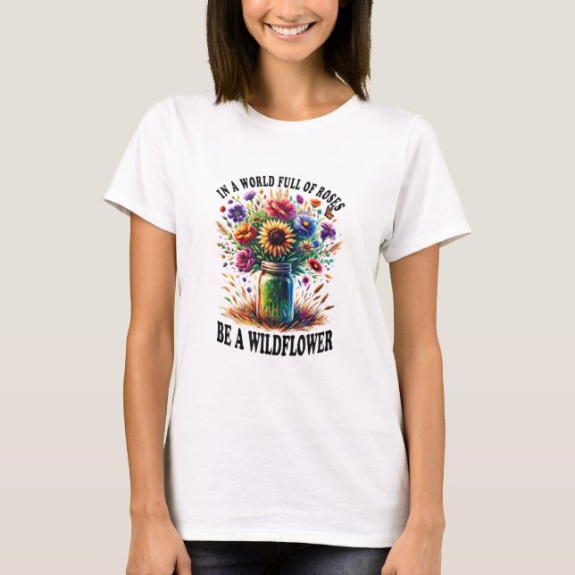 Camiseta Em Um Cheio Mundial De Rosas Ser Uma Flor Selvagem (Frente)