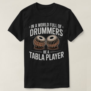Camiseta Em Um Mundo Cheio De Bateristas Seja Um Tocador De