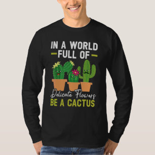 Camiseta Em Um Mundo Cheio De Flores Delicadas Seja Um Cact