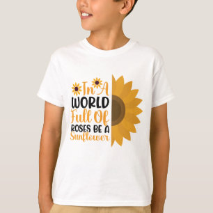 Camiseta Em Um Mundo Cheio De Rosas Seja Um Girassol