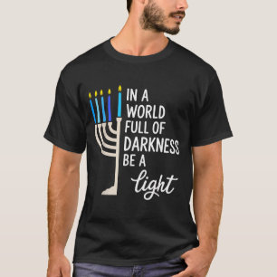 Camiseta Em Um Mundo Cheio De Trevas Seja Uma Luz Hanukkah