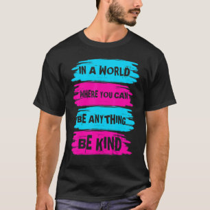 Camiseta Em Um Mundo Em Que Você Pode Ser Qualquer Coisa Da