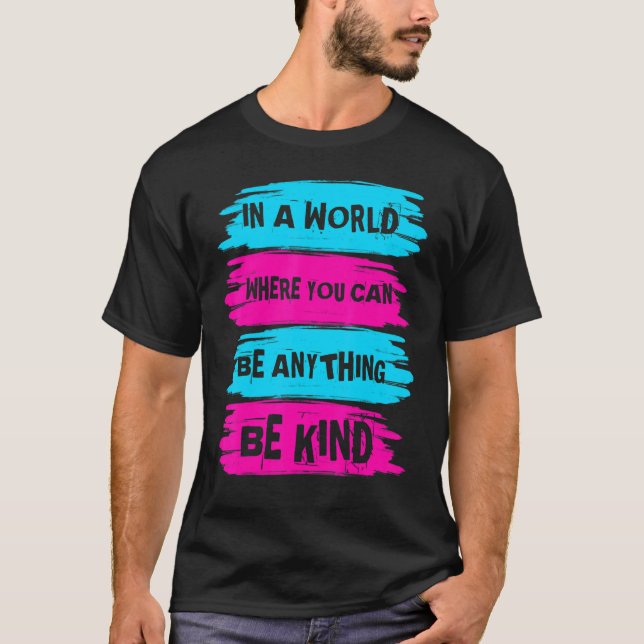 Camiseta Em Um Mundo Em Que Você Pode Ser Qualquer Coisa Da (Frente)