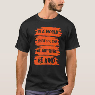 Camiseta Em Um Mundo Em Que Você Pode Ser Qualquer Coisa Da