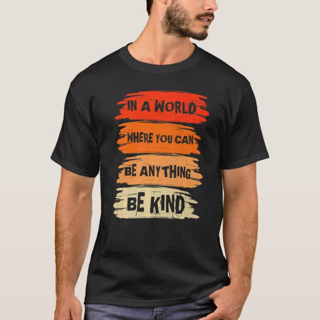 Camiseta Em Um Mundo Em Que Você Pode Ser Qualquer Coisa Da (Frente)