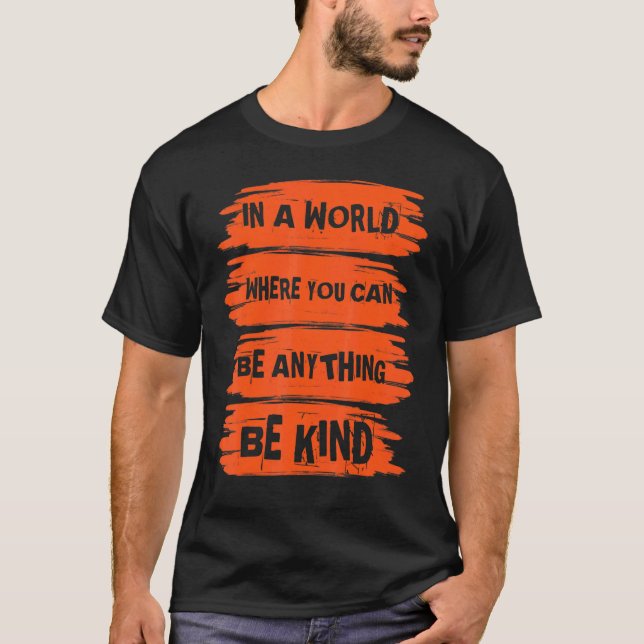 Camiseta Em Um Mundo Em Que Você Pode Ser Qualquer Coisa Da (Frente)