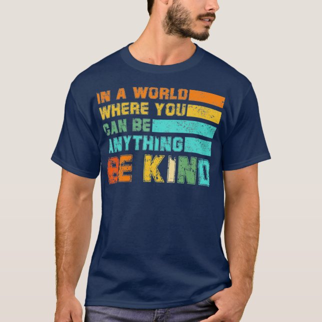 Camiseta Em Um Mundo Onde Você Pode Ser Qualquer Coisa (Frente)