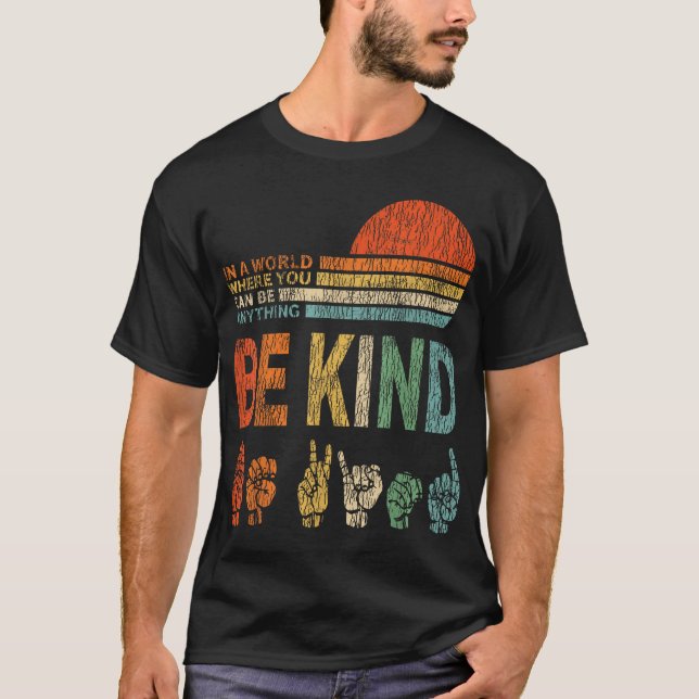 Camiseta Em Um Mundo Onde Você Pode Ser Qualquer Coisa (Frente)