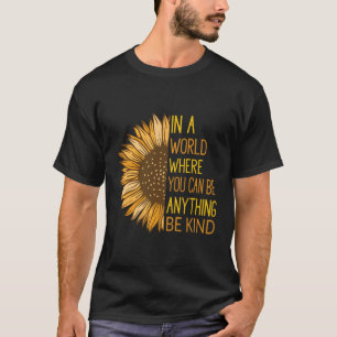 Camiseta Em Um Mundo Onde Você Pode Ser Qualquer Coisa