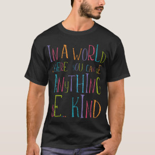 Camiseta Em Um Mundo Onde Você Pode Ser Qualquer Coisa