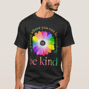 Camiseta Em Um Mundo Onde Você Pode Ser Qualquer Coisa