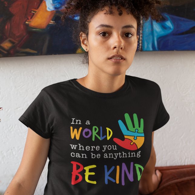 Camiseta Em Um Mundo Onde Você Pode Ser Qualquer Coisa (Be Kind Rainbow Puzzle Motivation Womens Black T-Shirt)