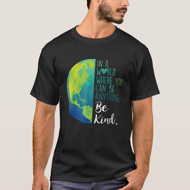 Camiseta Em Um Mundo Onde Você Pode Ser Qualquer Coisa (Frente)