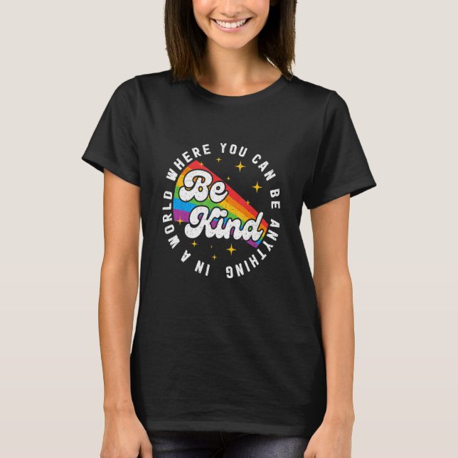Camiseta Em Um Mundo Onde Você Pode Ser Qualquer Coisa Bem  (Frente)