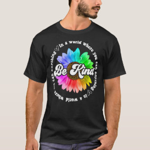 Camiseta Em um mundo onde você pode ser qualquer coisa bond