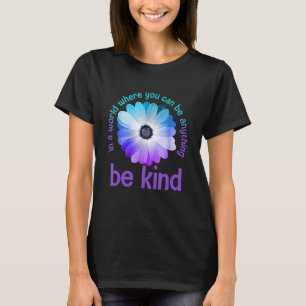 Camiseta Em um mundo onde você pode ser qualquer coisa bond