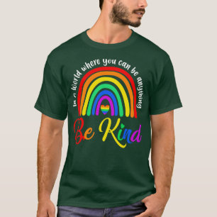 Camiseta Em Um Mundo Onde Você Pode Ser Qualquer Coisa Gay 