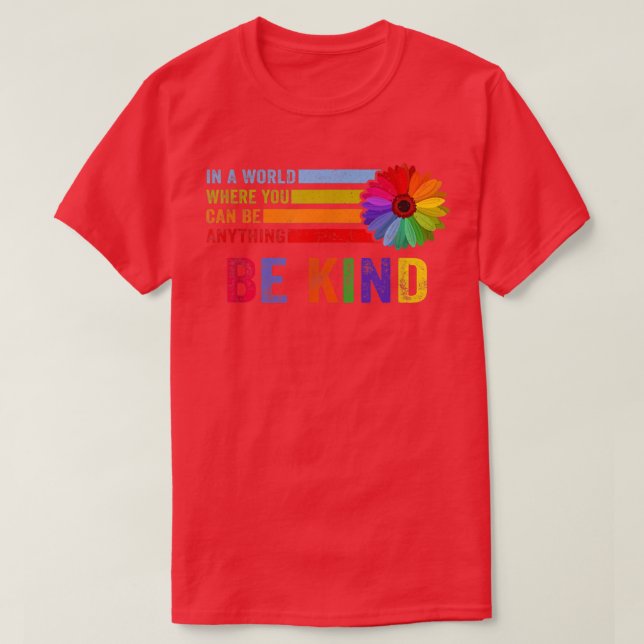Camiseta Em Um Mundo Onde Você Pode Ser Qualquer Coisa Gay  (Frente do Design)