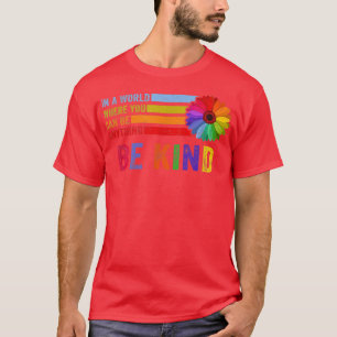 Camiseta Em Um Mundo Onde Você Pode Ser Qualquer Coisa Gay