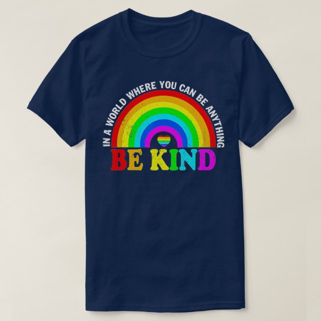 Camiseta Em Um Mundo Onde Você Pode Ser Qualquer Coisa Gay  (Frente do Design)