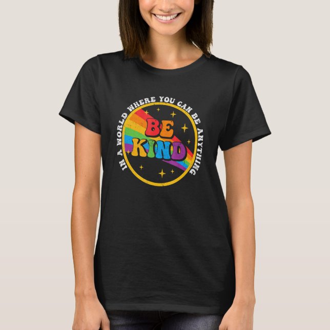 Camiseta Em Um Mundo Onde Você Pode Ser Qualquer Coisa Gay  (Frente)