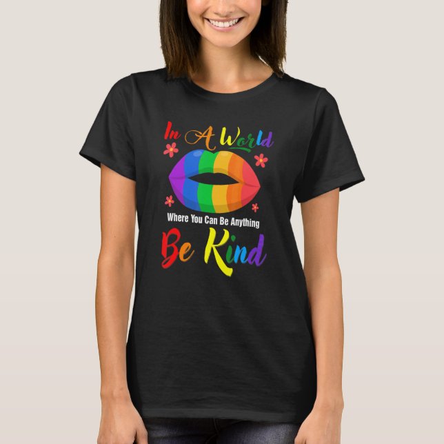Camiseta Em Um Mundo Onde Você Pode Ser Qualquer Coisa Gay (Frente)