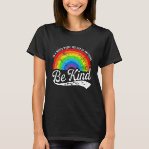 Camiseta Em Um Mundo Onde Você Pode Ser Qualquer Coisa Gay