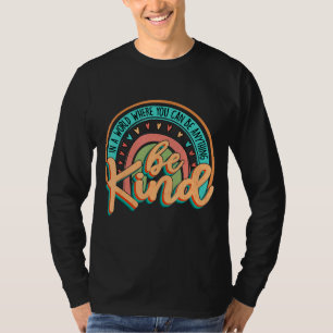 Camiseta Em Um Mundo Onde Você Pode Ser Qualquer Coisa Gay