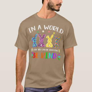 Camiseta Em Um Mundo Onde Você Pode Ser Qualquer Coisa Mais