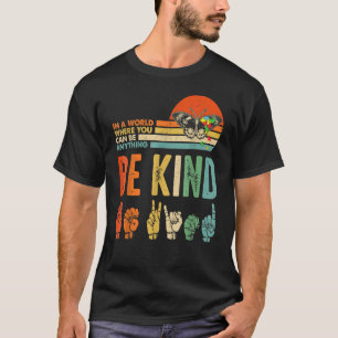 Camiseta Em Um Mundo Onde Você Pode Ser Qualquer Coisa Mant