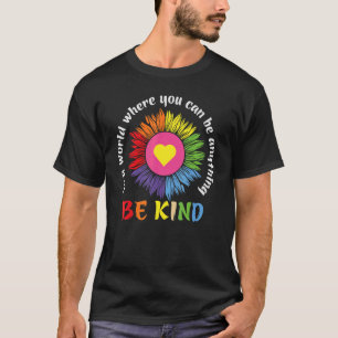 Camiseta Em Um Mundo Onde Você Pode Ser Qualquer Coisa Que