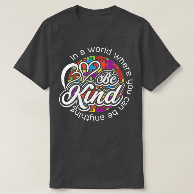 Camiseta Em Um Mundo Onde Você Pode Ser Qualquer Coisa Que  (Frente do Design)