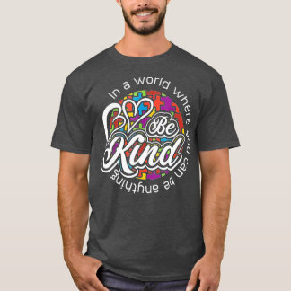 Camiseta Em Um Mundo Onde Você Pode Ser Qualquer Coisa Que 