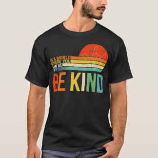 Camiseta Em Um Mundo Onde Você Pode Ser Qualquer Coisa Que 