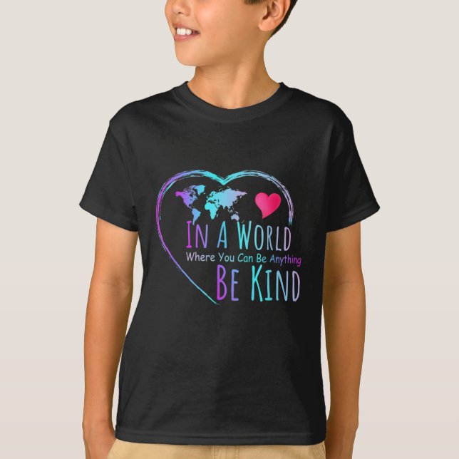 Camiseta Em Um Mundo Onde Você Pode Ser Qualquer Coisa Que  (Frente)