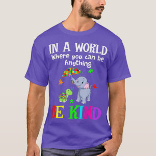 Camiseta Em Um Mundo Onde Você Pode Ser Qualquer Coisa Que 